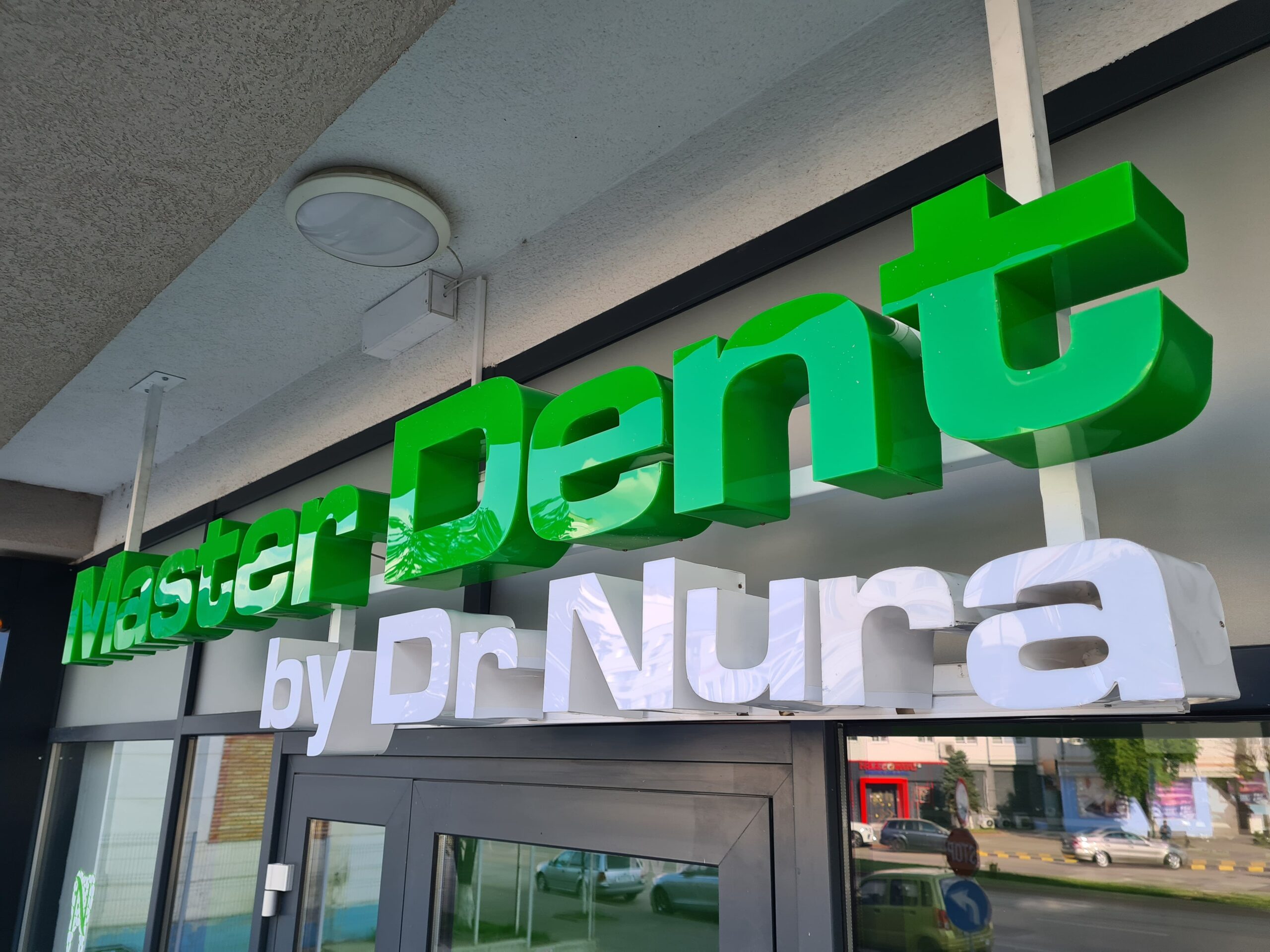 Podświetlane litery 3D LED zamontowane na elewacji kliniki Master Dent