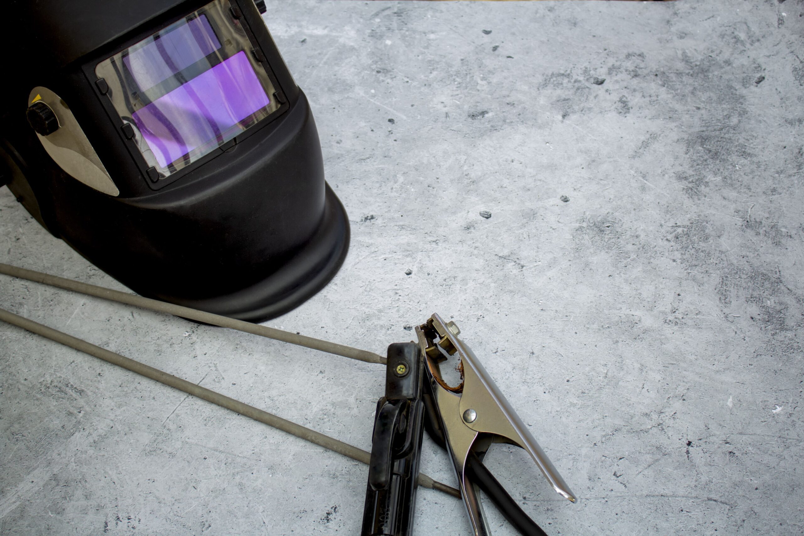 Akcesoria spawalnicze — maska ochronna i elektrody.