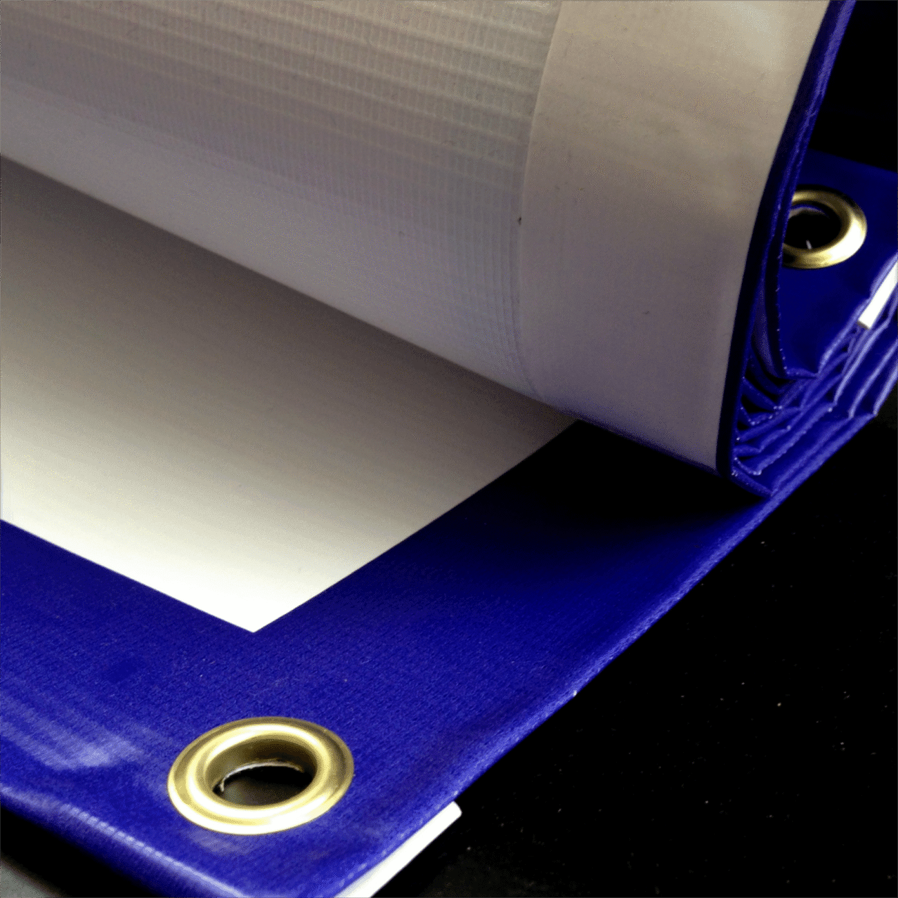 baner reklamowy z niebieskim obrzeżem i metalowym oczkiem na białym tle