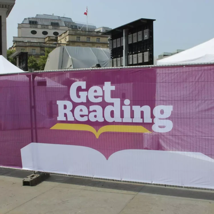 Baner reklamowy z nadrukiem na siatce mesh na ogrodzeniu