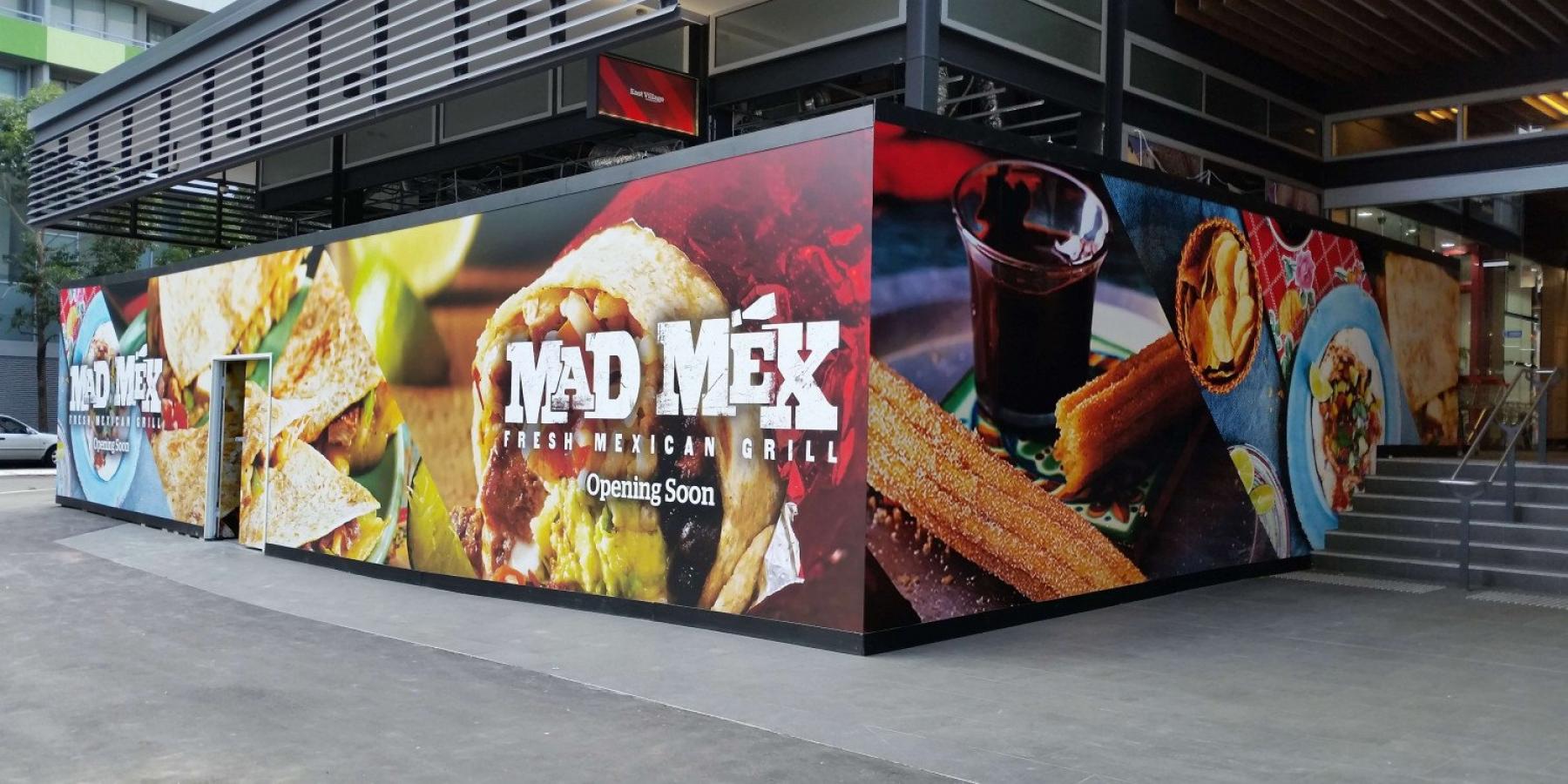 duży baner reklamowy z kolorowym nadrukiem na elewacji budynku