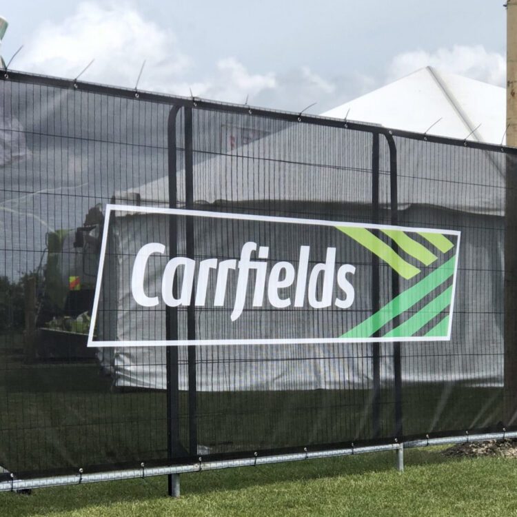 Baner reklamowy z nadrukiem na czarnej siatce mesh