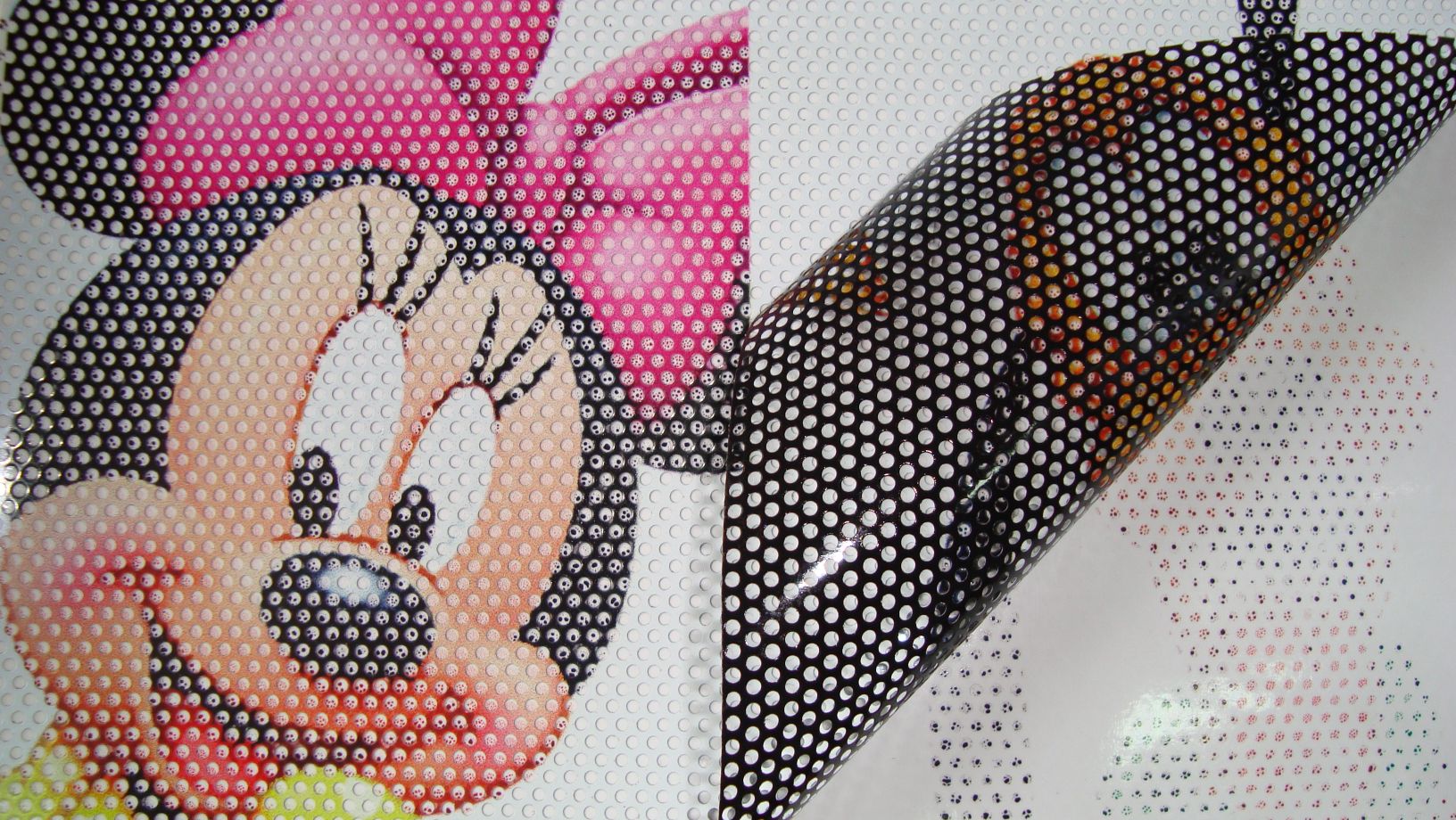 Folia perforowana One Way Vision z nadrukiem reklamowym na oknach