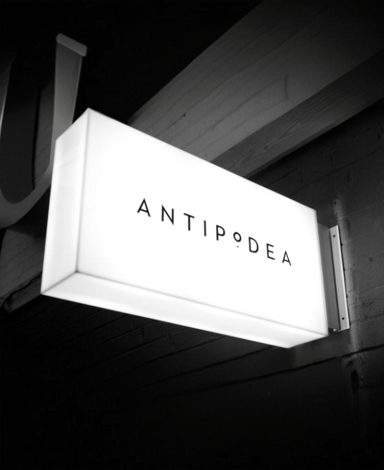 Podświetlany kaseton reklamowy wykonany w całości z plexi, z energooszczędnym oświetleniem LED.