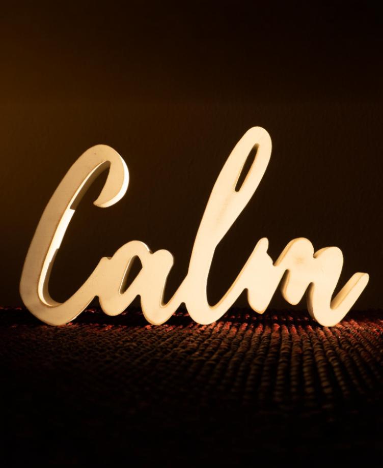 Nowoczesny ledon reklamowyLED, zamontowany na ścianie w przestrzeni komercyjnej.