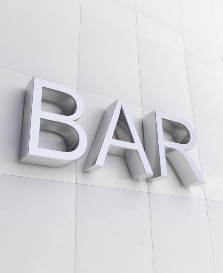 Trójwymiarowe litery 3D z logotypem firmy zamontowane na elewacji budynku, wykonane z plexi i dibondu