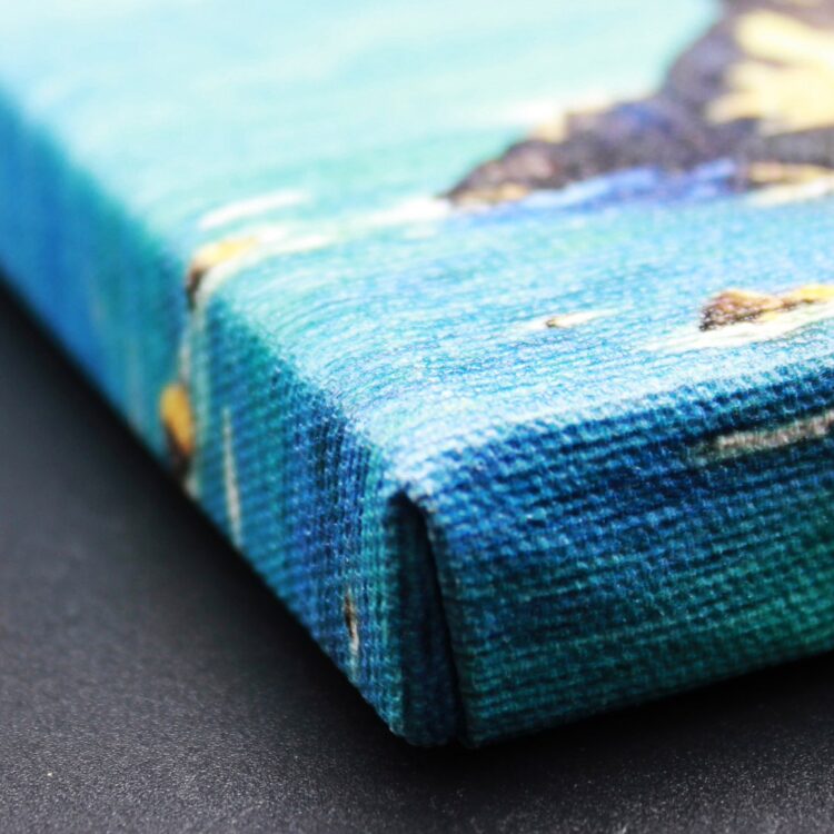 Narożnik obrazu wydrukowanego na płótnie z widoczną strukturą materiału