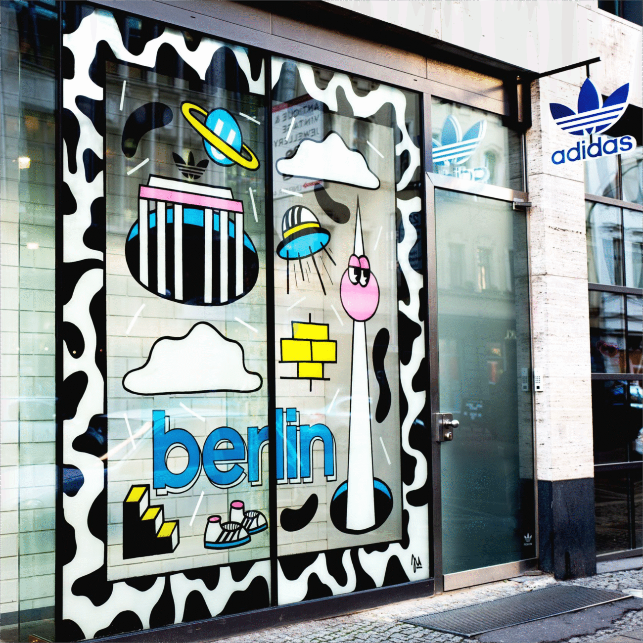 Naklejki i folie samoprzylepne z nadrukiem reklamowym na witrynach sklepowych