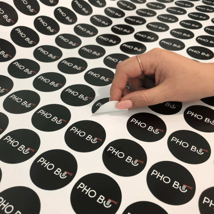 Naklejki samoprzylepne z logo firmy drukowane na folii