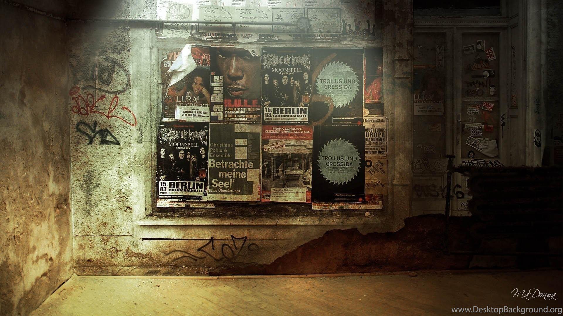 Plakaty reklamowe przyklejone na ścianie w przestrzeni miejskiej