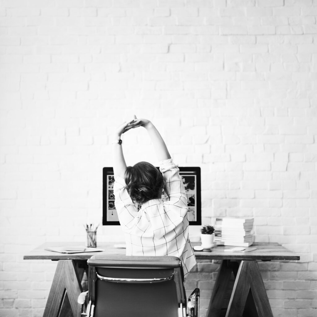 Projektantka pracująca nad koncepcją graficzną przy biurku