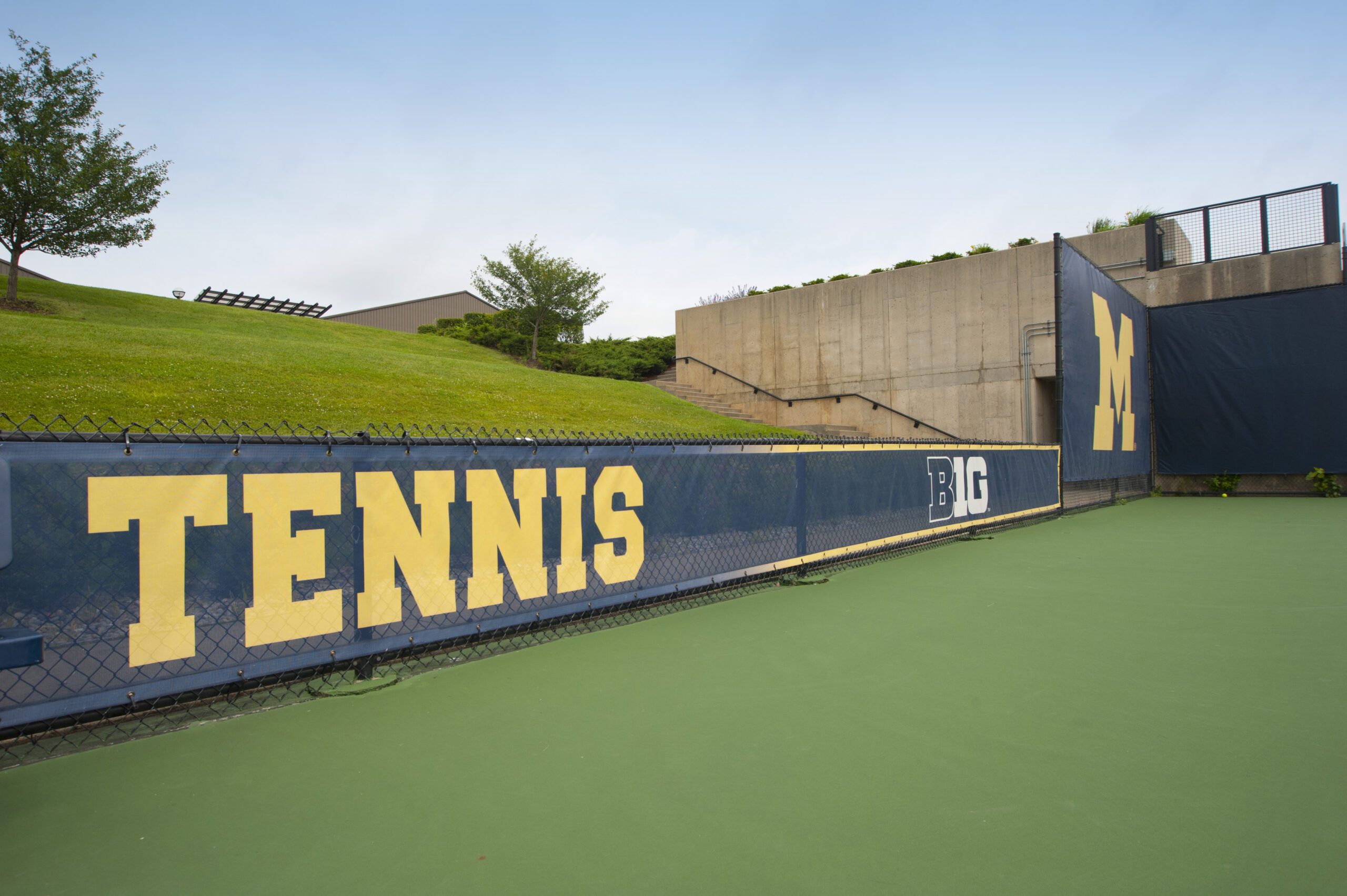 Siatka mesh z nadrukiem reklamowym na ogrodzeniu kortu tenisowego