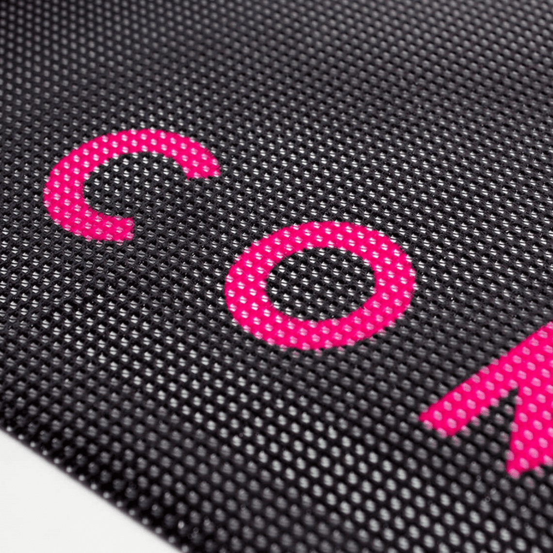 Zbliżenie na materiał siatka mesh z nadrukiem reklamowym