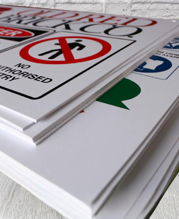 szyldy i tabliczki zewnetrzne