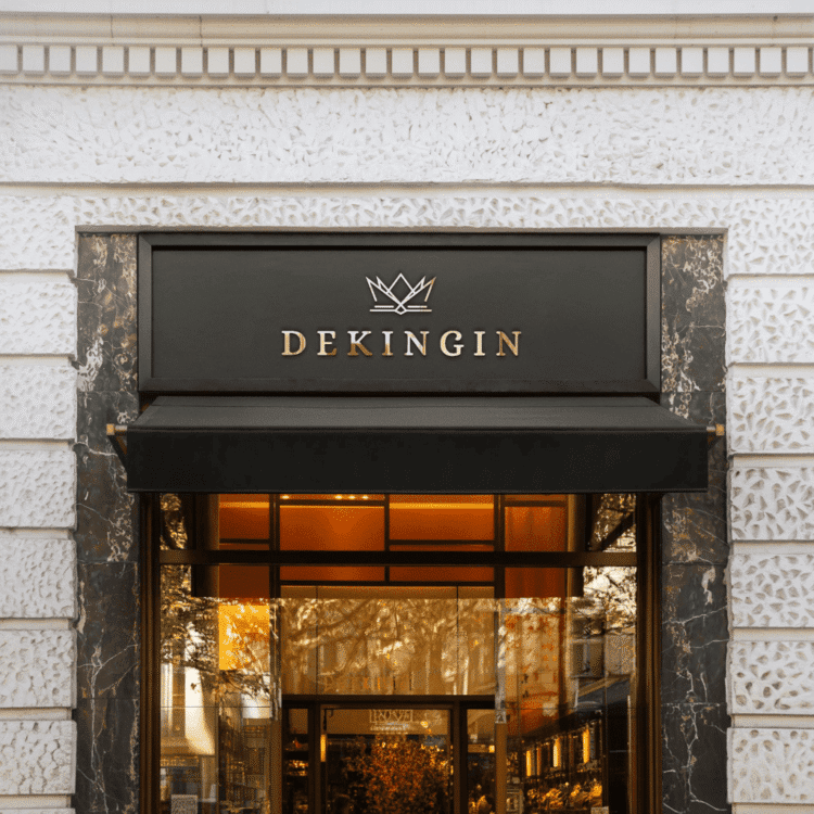 Tablica informacyjna z nazwą sklepu nad wejściem– Region Projekt