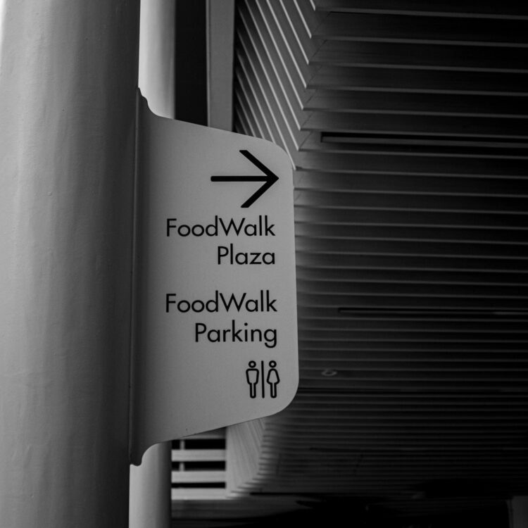 Zewnętrzna tablica kierunkowa z aluminium, wskazująca drogę do wejścia