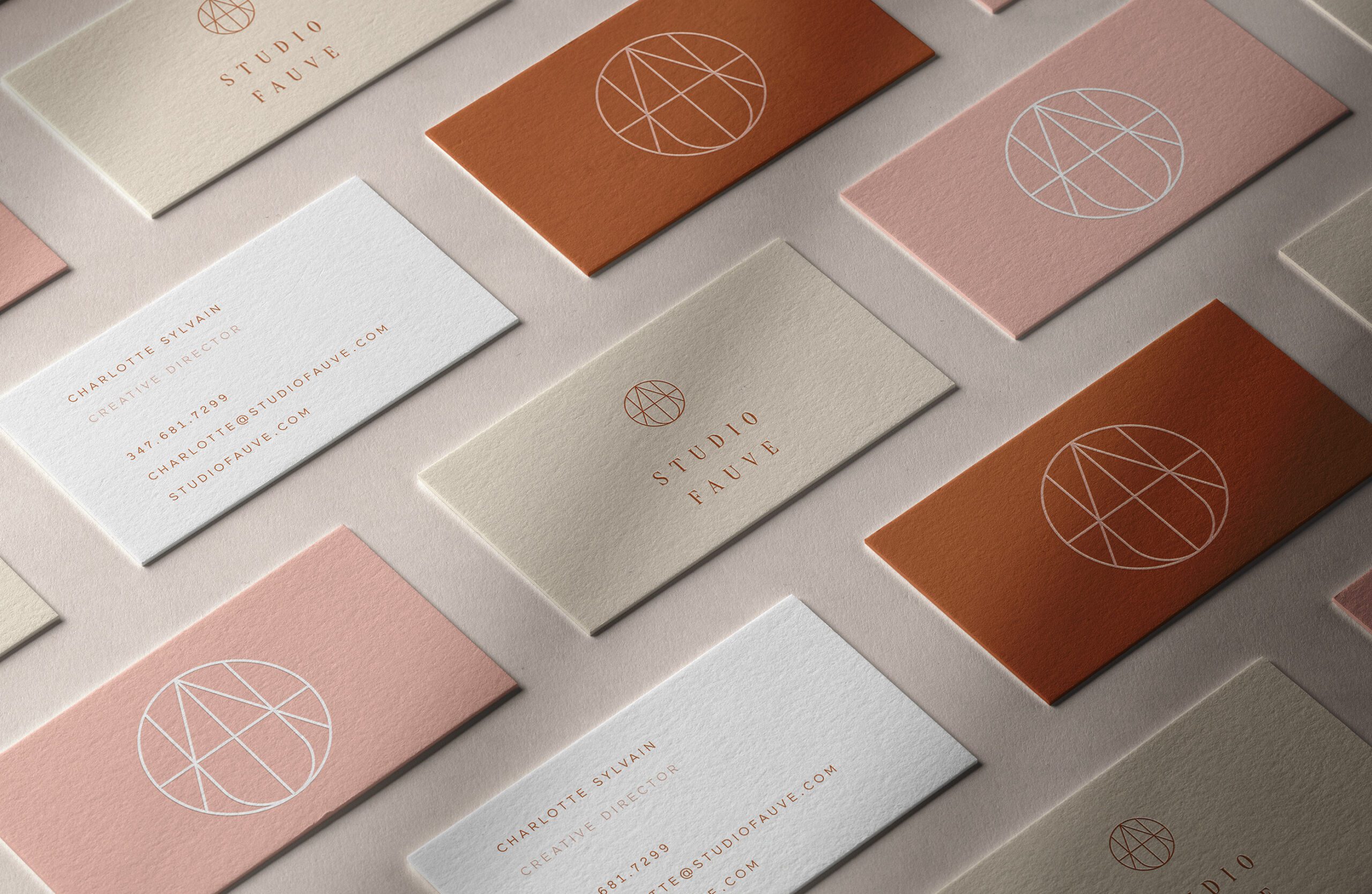 Wizytówki w pastelowych kolorach z minimalistycznym logo