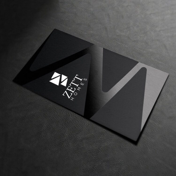 Czarna wizytówka z połyskującym lakierem punktowym