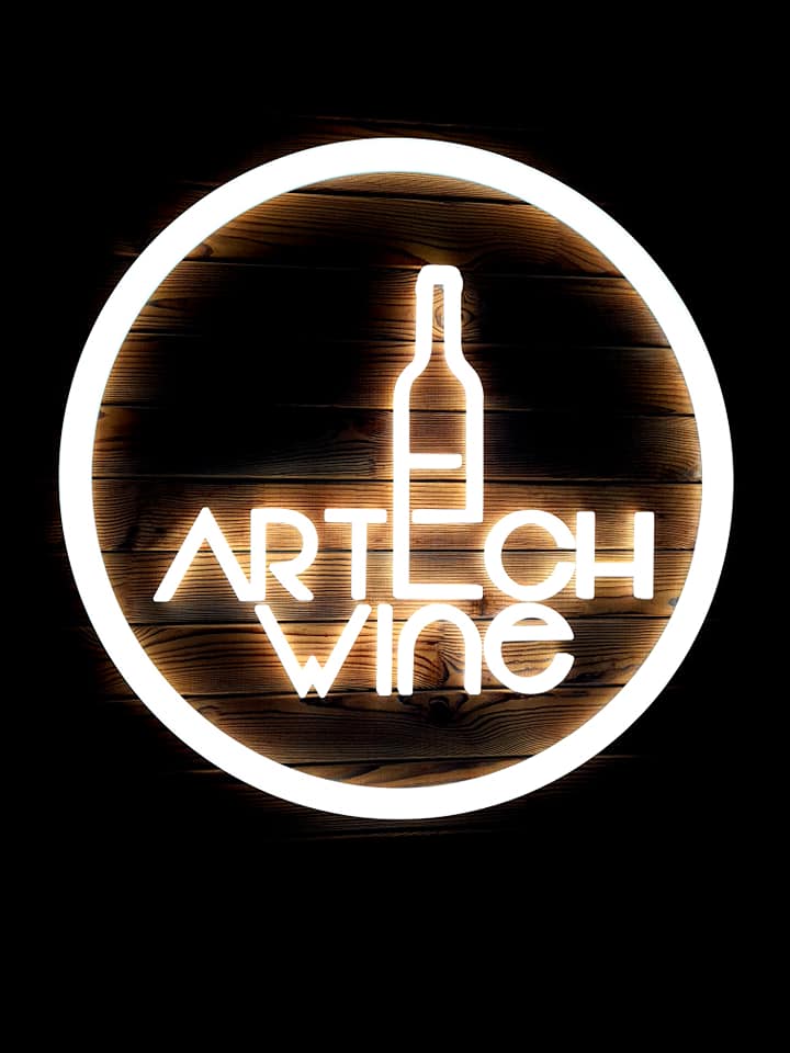 Podświetlane logo 3D dla ArtTech Vine – elegancki LEDon na elewacji drewnianej