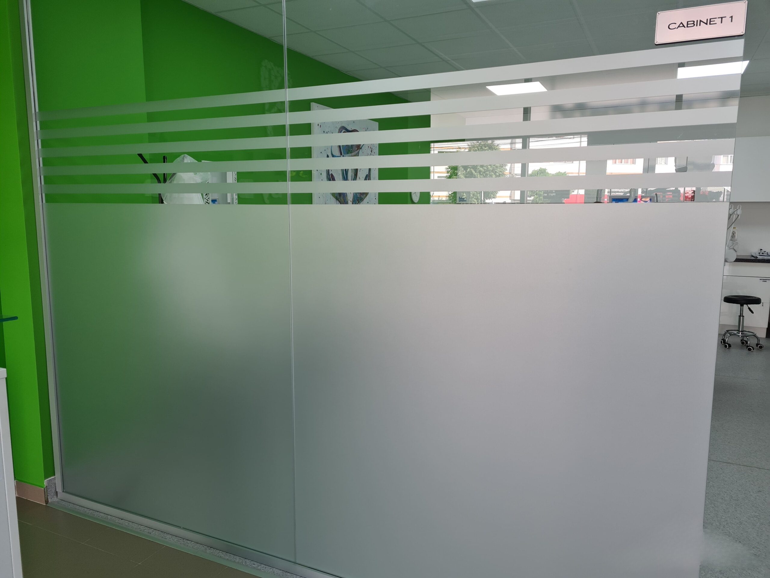 Folia mrożona na szybach w gabinecie Master Dent