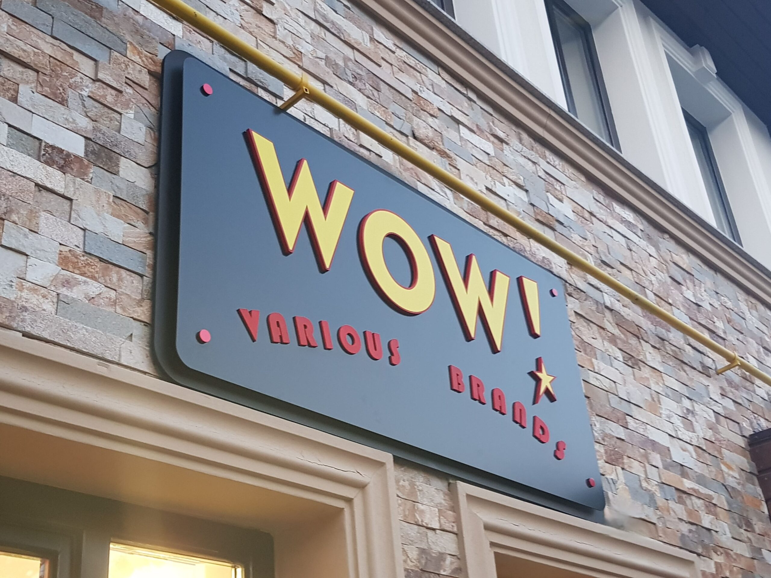 Realizacja eleganckiego szyldu 3D z podświetleniem, dopasowanego do charakteru marki i architektury budynku.