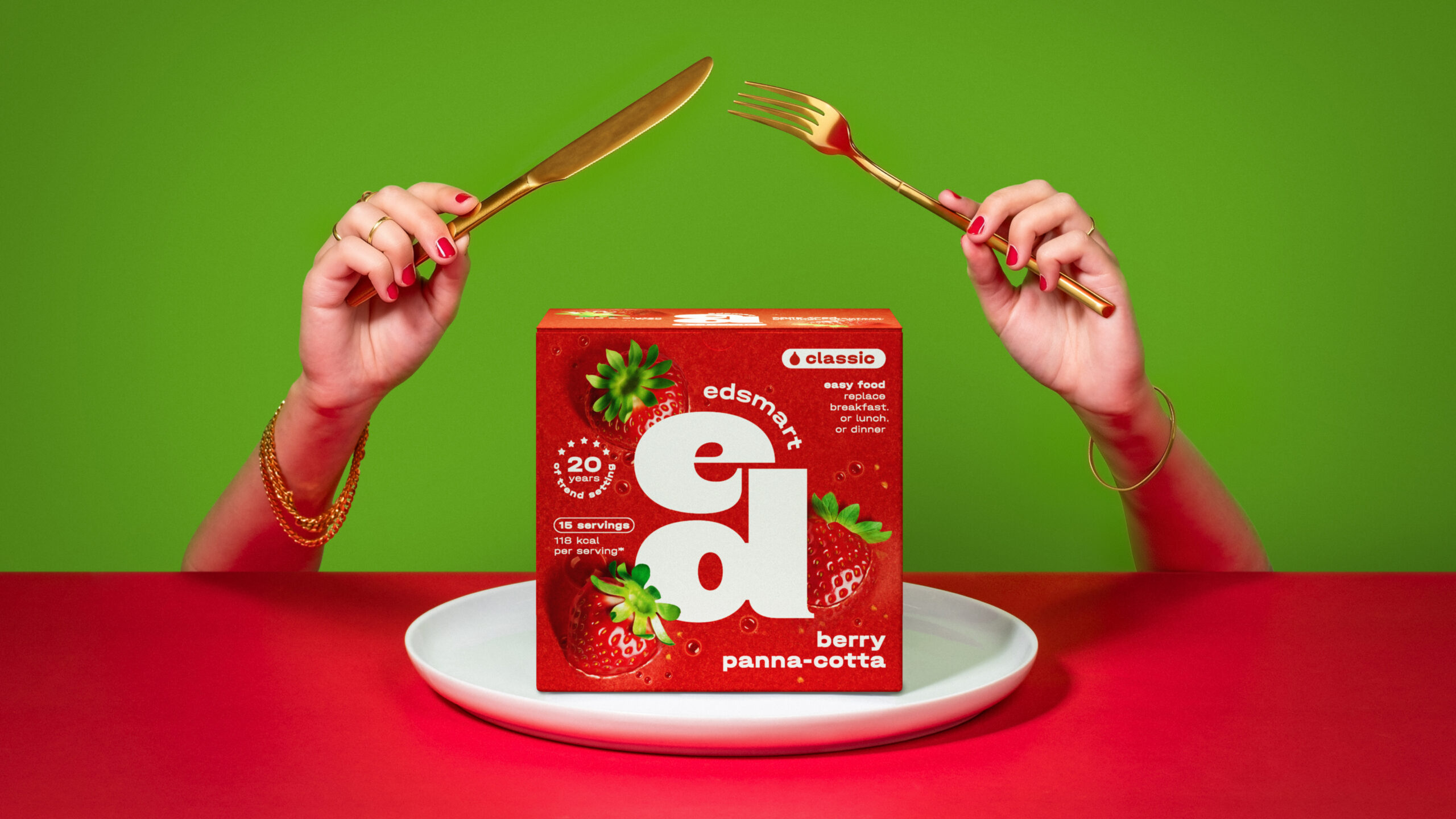 Nowoczesna sesja produktowa koktajlu Edsmart na tle intensywnych kolorów z widocznym opakowaniem.