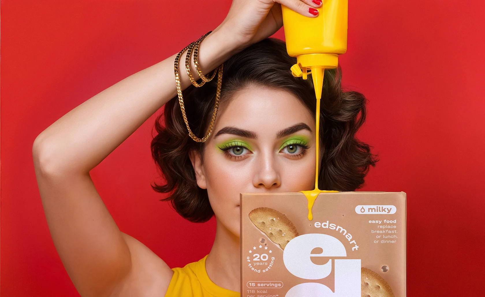 Modelka trzymająca koktajl Edsmart z polewanym sosem.