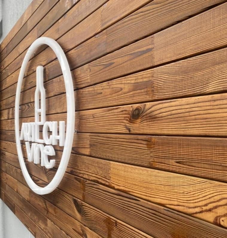Podświetlane logo 3D dla ArtTech Vine – elegancki LEDon na elewacji drewnianej