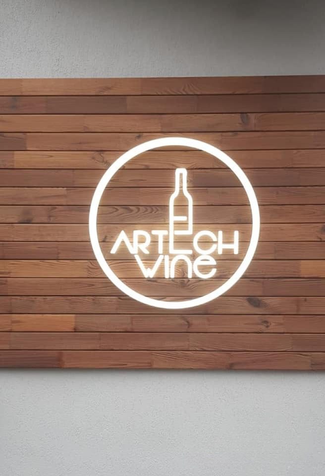 Podświetlane logo 3D dla ArtTech Vine – elegancki LEDon na elewacji drewnianej