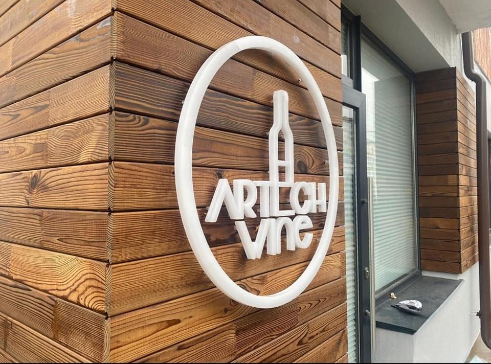 Podświetlane logo 3D dla ArtTech Vine – elegancki LEDon na elewacji drewnianej