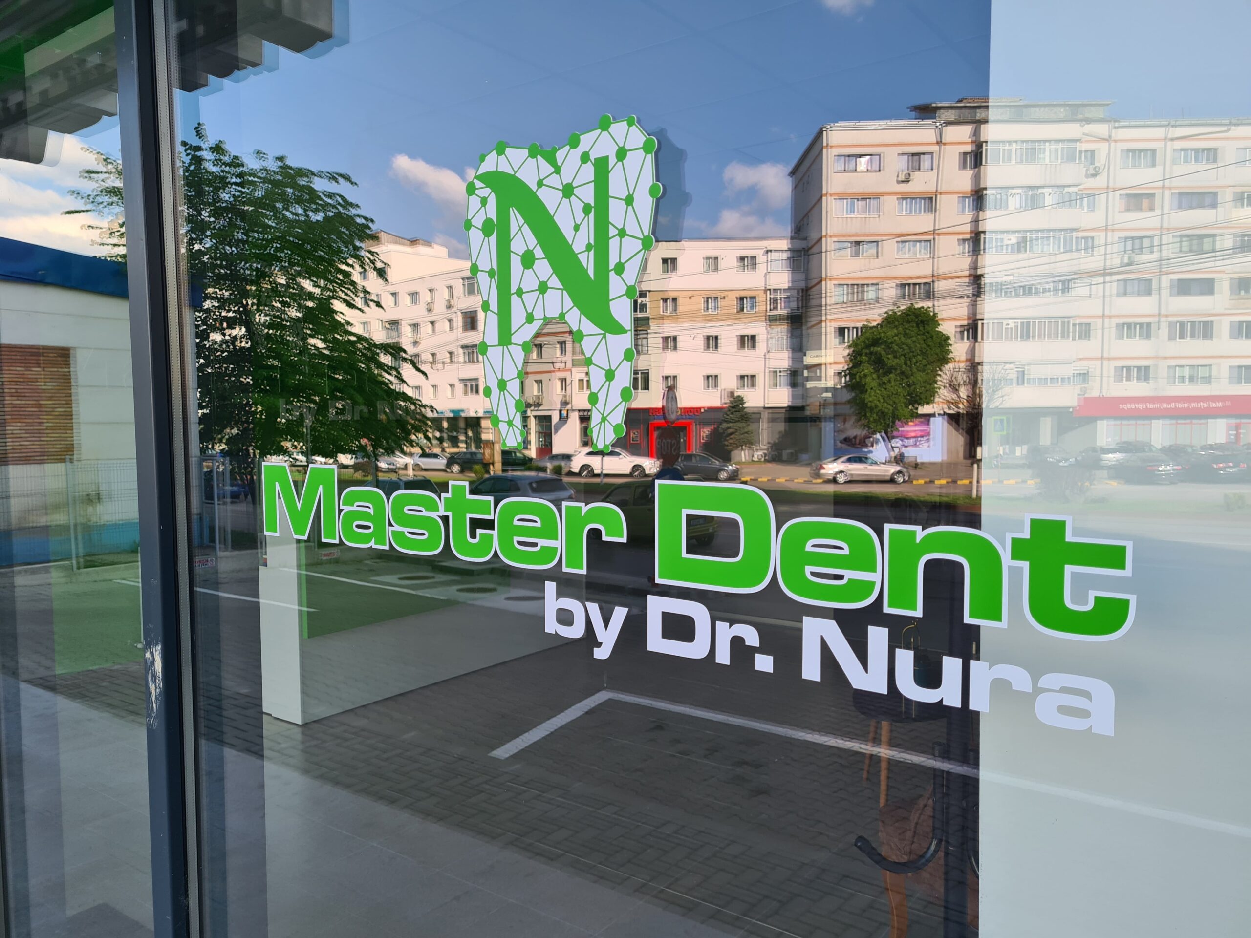 Naklejka reklamowa w kształcie zęba z logotypem Master Dent