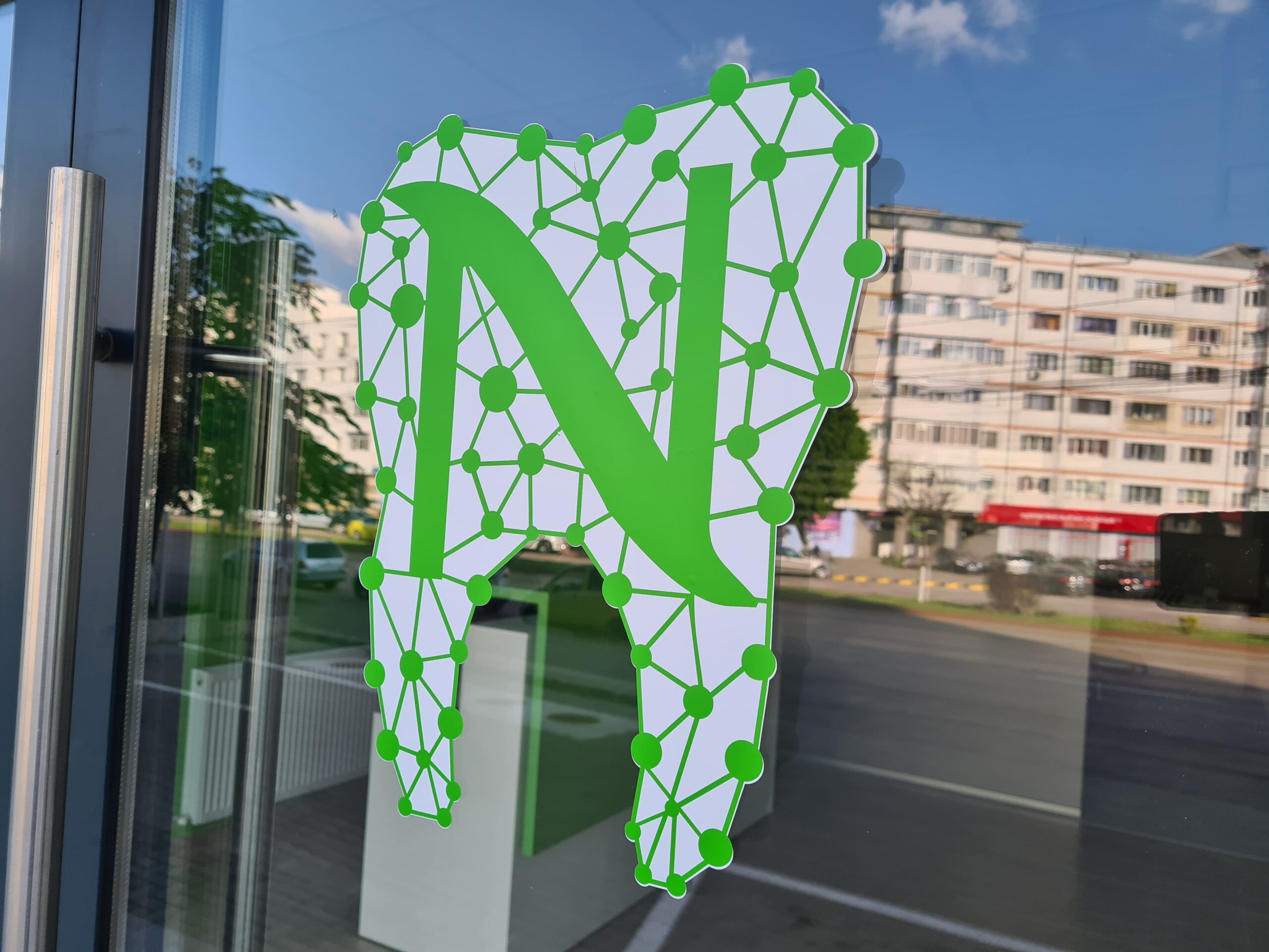 Naklejka reklamowa w kształcie zęba z logotypem Master Dent