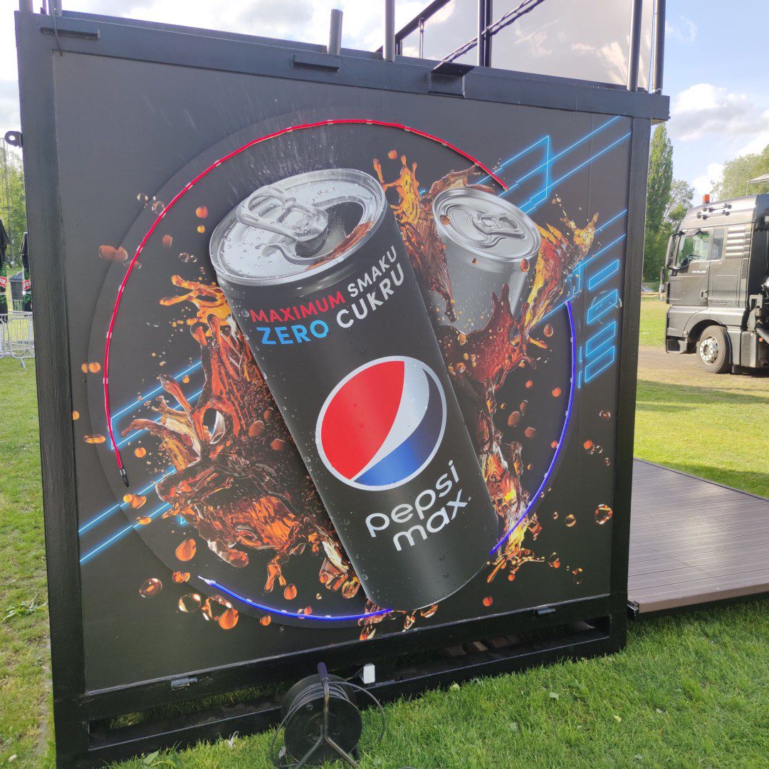 Duża grafika 3D puszki Pepsi Max z rozpryskiem napoju i hasłem „Zero cukru”.