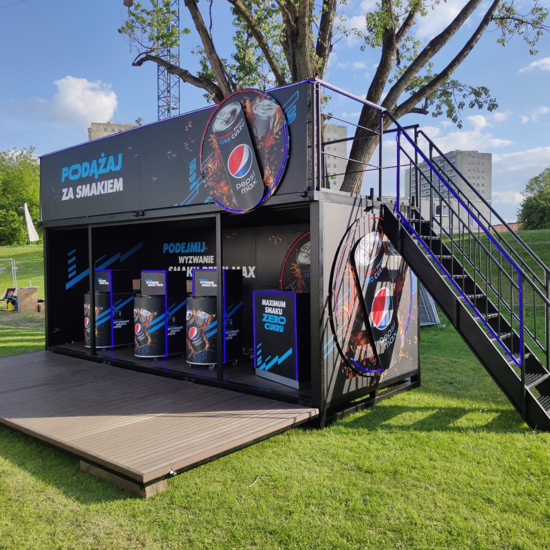 Stoisko kontenerowe Pepsi Max z hasłem „Podążaj za smakiem” i interaktywnymi stanowiskami degustacyjnymi na festiwalu.