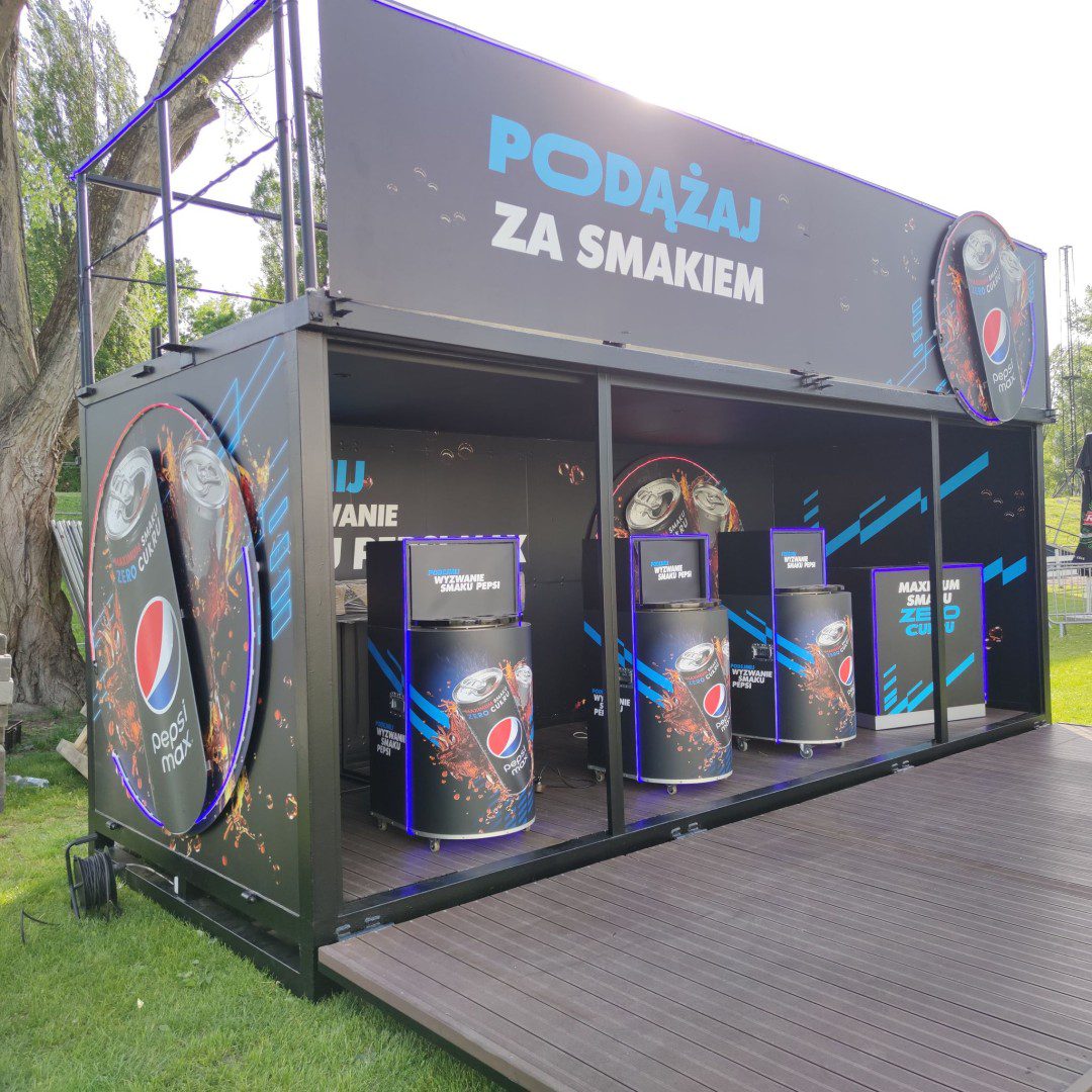 Front strefy Pepsi Max z trzema stanowiskami i komunikatem „Podejmij wyzwanie smaku”.