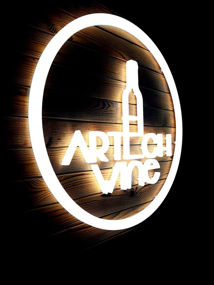 Podświetlane logo 3D dla ArtTech Vine – elegancki LEDon na elewacji drewnianej