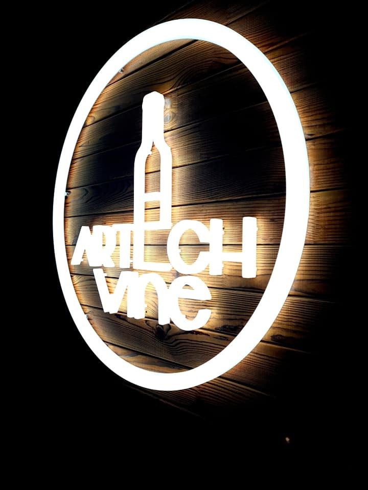 Podświetlane logo 3D dla ArtTech Vine – elegancki LEDon na elewacji drewnianej